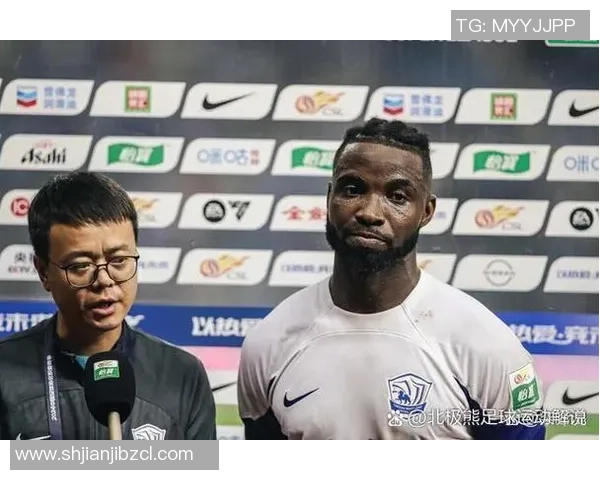 精美足球球星摆件收藏展示让你感受绿茵场上的激情与魅力