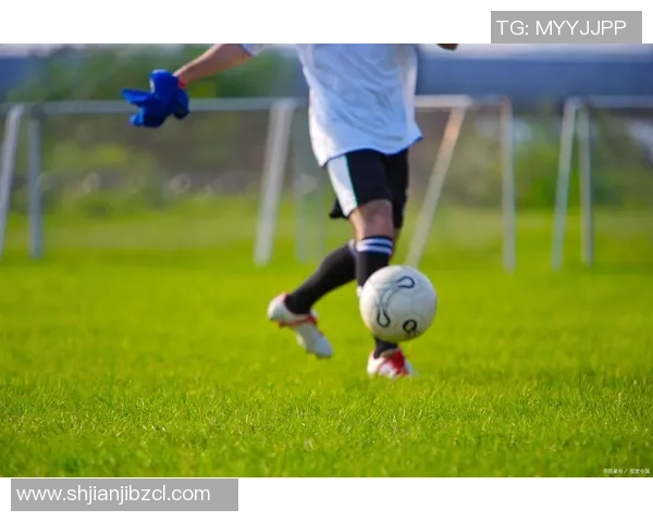 足球场上的小球星们热血激战展示青春风采卡通形象萌动精彩瞬间