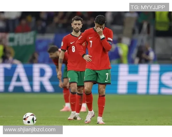 足球场上巨星泪洒赛场背后原因揭示球员心酸与压力 足球场上巨星泪洒赛场背后原因揭示球员心酸与压力