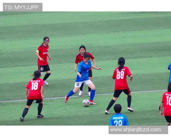 足球女球星比心头像图片展示热情与魅力引领女性力量的全新风采